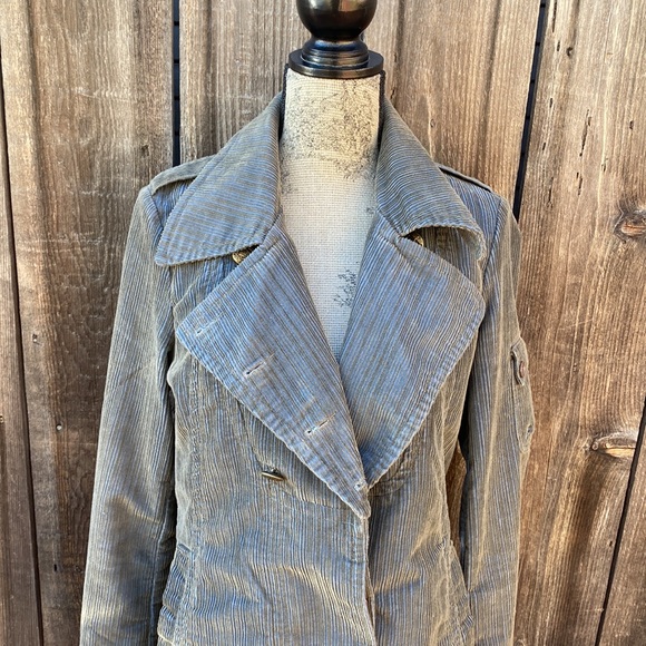 Awesome coat. - Picture 7 of 10